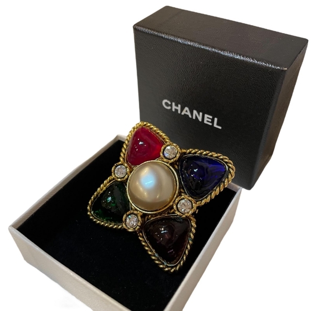 通販でクリスマスアクセサリーブローチ/コサージュ CHANEL シャネル ブローチ カラーストーン パール