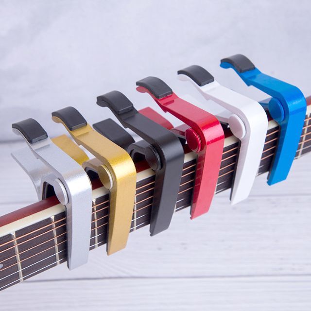 [E]ギターカポタスト ラージタイプ アルミ合金製 マットゴールド 楽器のギター(アコースティックギター)の商品写真