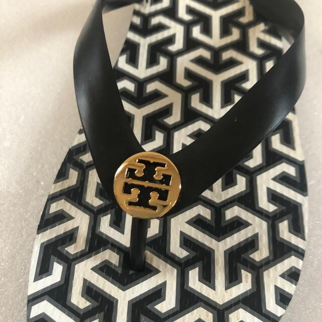 Tory Burch(トリーバーチ)のTORYBURCH ＊ プレートロゴ付き ビーチサンダル 24cm レディースの靴/シューズ(ビーチサンダル)の商品写真