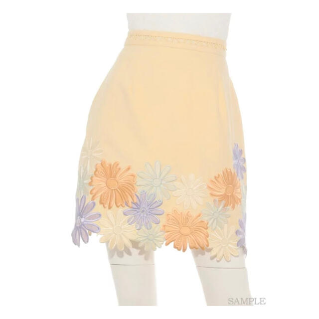 Lily Brown(リリーブラウン)のフラワー刺繍台形スカート レディースのスカート(ミニスカート)の商品写真