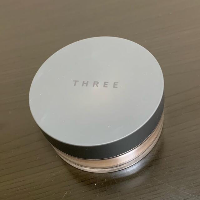 THREE(スリー)のTHREE アルティメイトダイアフェネスルースパウダー コスメ/美容のベースメイク/化粧品(フェイスパウダー)の商品写真