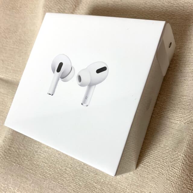 Apple(アップル)の【新品未開封】Apple AirPods Pro イヤホン　MLWK3KH/A スマホ/家電/カメラのスマホアクセサリー(ストラップ/イヤホンジャック)の商品写真