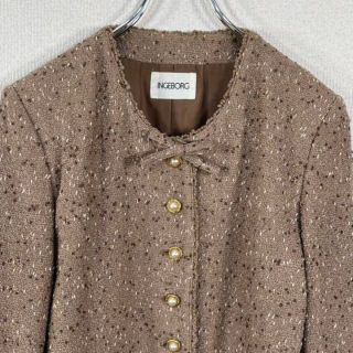 インゲボルグ(INGEBORG)の【美品】インゲボルグ　ジャケット　ノーカラー　リボン　パールボタン　ネップ　茶色(ノーカラージャケット)