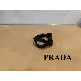 プラダ(PRADA)のPRADA プラダ レザーブレスレット 本革 バングル ブラック(ブレスレット/バングル)