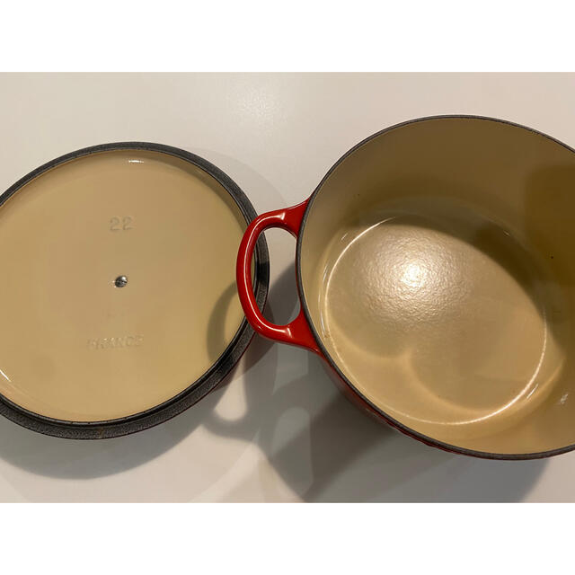 LE CREUSET(ルクルーゼ)のル・クルーゼ　ココット・ロンド　チェリーレッド インテリア/住まい/日用品のキッチン/食器(鍋/フライパン)の商品写真