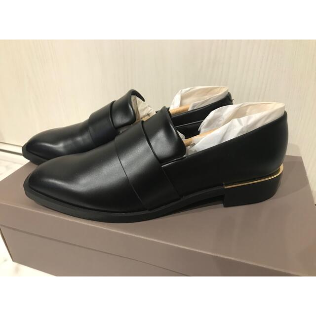 Charles and Keith(チャールズアンドキース)の【Charles and Keith】クラシックスクエアトゥローファー 22.5 レディースの靴/シューズ(ローファー/革靴)の商品写真