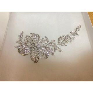 ティアラ(tiara)のラブティアラ　Love Tiara ヘッドドレス　リリー　シルバー　新品同様(ヘッドドレス/ドレス)