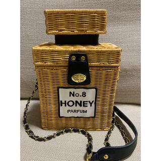 ハニーサロンバイフォピッシュ(honey salon by foppish)の夏　カゴ　バック　香水の型をしたショルダーバック(かごバッグ/ストローバッグ)