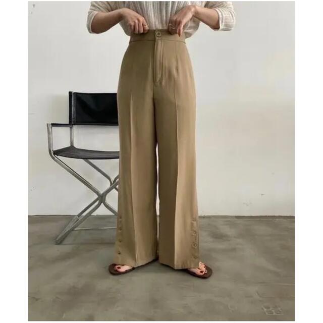 lawgy(ラウジー)の★お値下げ《lawgy》button arrange pants 【新品未使用】 レディースのパンツ(カジュアルパンツ)の商品写真