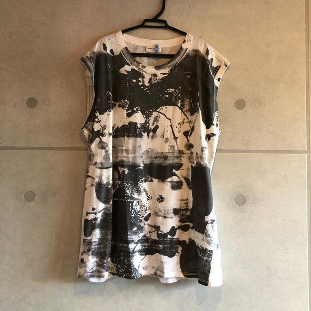 Saint Laurent(サンローラン)のYSL Saint Laurent サンローラン　黒の柄ものトップス レディースのトップス(Tシャツ(半袖/袖なし))の商品写真