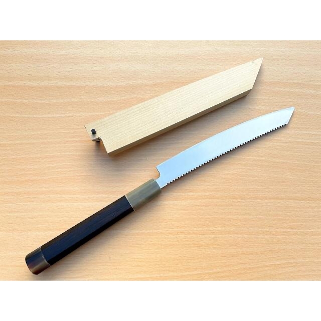 新品 超鋼スーパー本焼 六寸 ギザ付 切付型 黒檀 上下白水牛 鞘付き 城山刃物 インテリア/住まい/日用品のキッチン/食器(調理道具/製菓道具)の商品写真