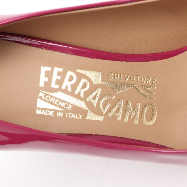 Salvatore Ferragamo(サルヴァトーレフェラガモ)のフェラガモ ヴァラ パテントレザー  パープル レディース パンプス レディースの靴/シューズ(ハイヒール/パンプス)の商品写真