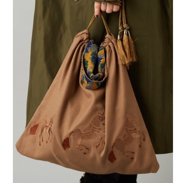 ear PAPILLONNER(イアパピヨネ)のear  PAPILLONNER   馬刺繍巾着バッグ レディースのバッグ(トートバッグ)の商品写真