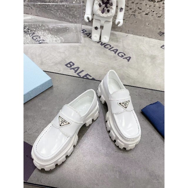 プラダ モノリス ブラッシュドレザー ローファー