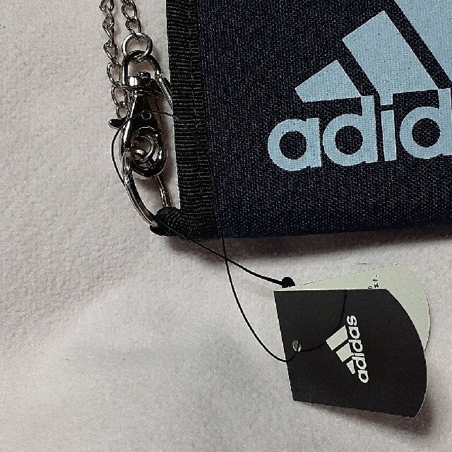 adidas(アディダス)の新品☆adidas折り財布(チェーン付き) キッズ/ベビー/マタニティのこども用ファッション小物(財布)の商品写真