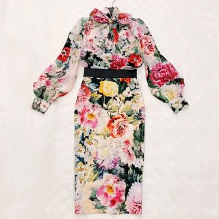 ドルチェアンドガッバーナ(DOLCE&GABBANA)の【新品、タグ付き】dolce&gabbana フローラル柄ミディ丈スカート　38(ひざ丈スカート)