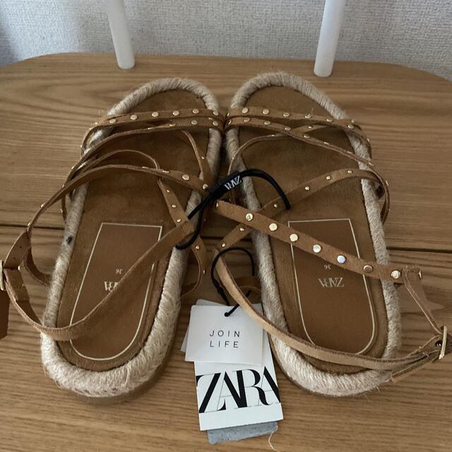 ZARA(ザラ)のZARA スプリットスエードスタッズサンダル レディースの靴/シューズ(サンダル)の商品写真