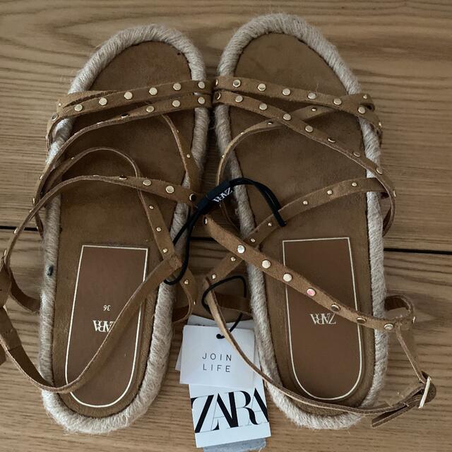 ZARA(ザラ)のZARA スプリットスエードスタッズサンダル レディースの靴/シューズ(サンダル)の商品写真