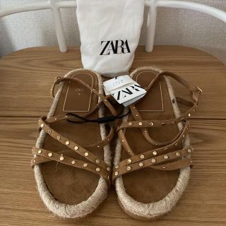 ザラ(ZARA)のZARA スプリットスエードスタッズサンダル(サンダル)