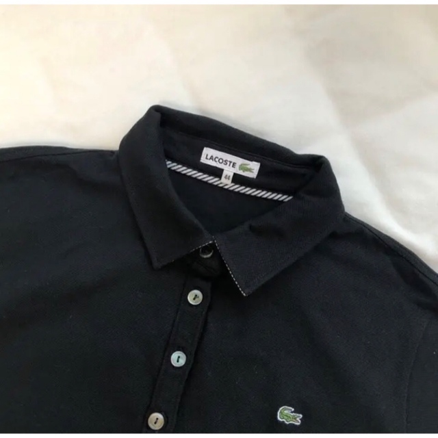 LACOSTE(ラコステ)の美品　LACOSTEラコステ ブラック　ポロシャツ　ストライプ　44 レディースのトップス(シャツ/ブラウス(長袖/七分))の商品写真