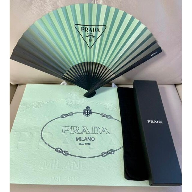 PRADA  プラダ  限定　扇子　ノベルティ　非売品