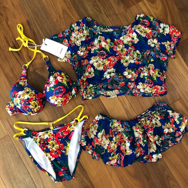 新品✨タグ付き♪定価10,780円 水着 4点セット????大特価‼️