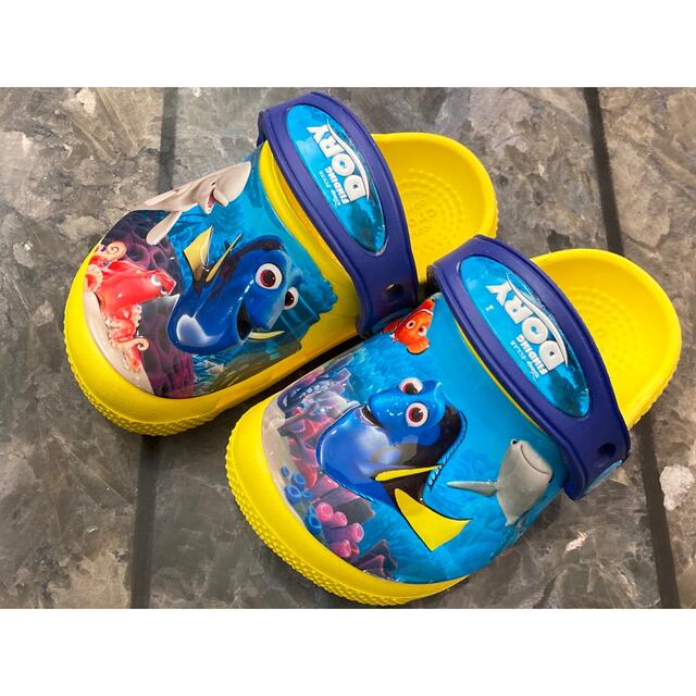 crocs(クロックス)のcrocs finding dory ドリー ディズニー クロックス キッズ/ベビー/マタニティのキッズ靴/シューズ(15cm~)(サンダル)の商品写真