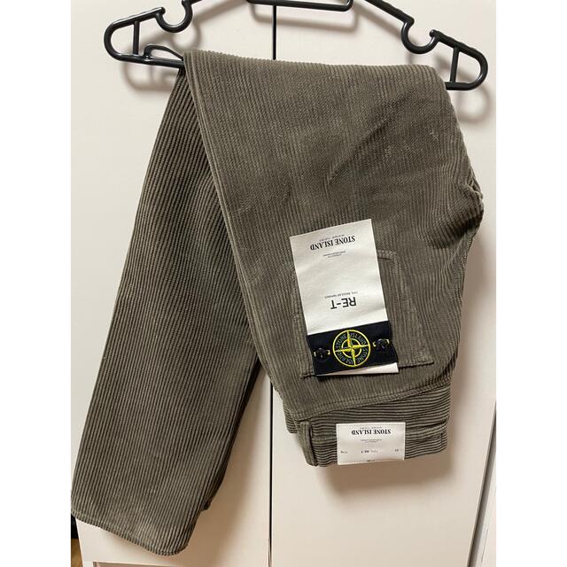 STONE ISLAND(ストーンアイランド)のストーンアイランド オリーブ コーデュロイ カーゴパンツ ロゴパッチ メンズのパンツ(ワークパンツ/カーゴパンツ)の商品写真