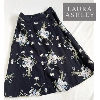 ローラアシュレイ(LAURA ASHLEY)の ローラアシュレイ　美麗な花柄フレアスカート　ブーケ柄　黒 (ひざ丈スカート)