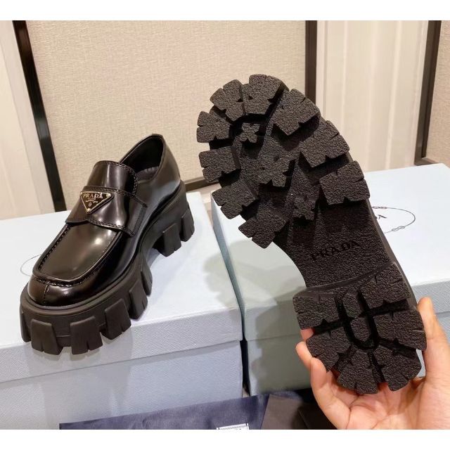 絶対一番安い PRADAプラダ モノリス ブラッシュドレザー ローファー