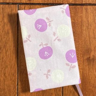 新書判用　パープルまあるい花柄ブックカバー☆ハンドメイド(ブックカバー)