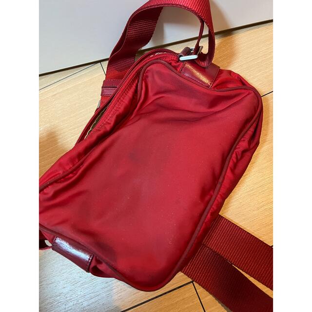 PRADA(プラダ)のプラダ　ショルダーバッグ　赤 レディースのバッグ(ショルダーバッグ)の商品写真