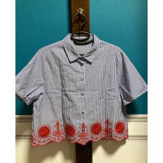 ザラ(ZARA)のZaraクロップド刺繍シャツストライプ(シャツ/ブラウス(半袖/袖なし))