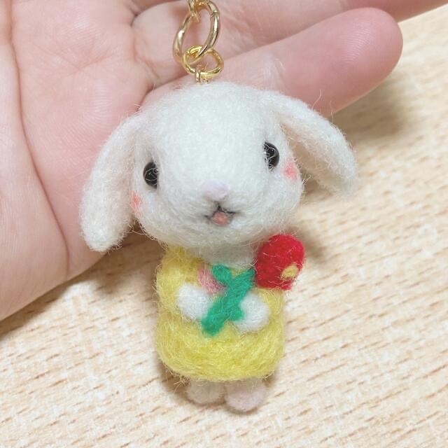 人気絶頂 【SOLD】みつめるイエローのうさぎちゃん キーホルダー 羊毛