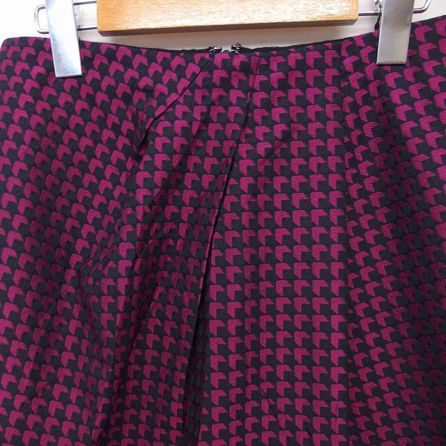 INED(イネド)のイネド INED タック 台形 スカート 総柄 ひざ丈 9 ピンク ブラック 黒 レディースのスカート(ミニスカート)の商品写真