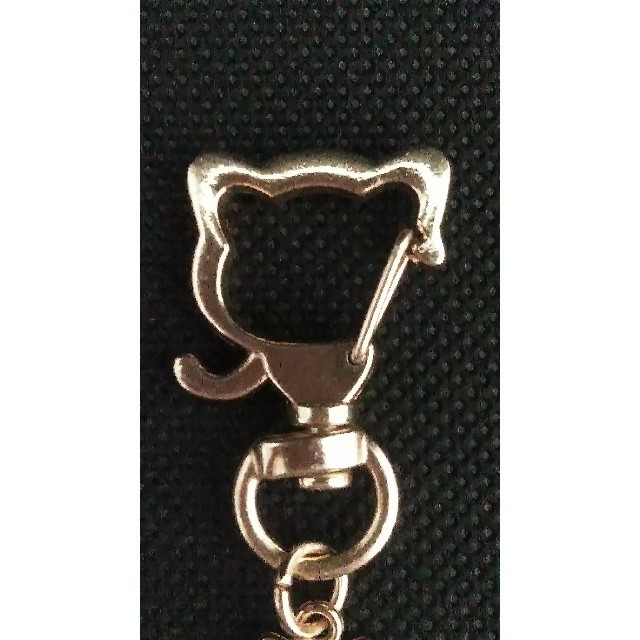 ピンクのキラキラストーンと肉球と恥ずかしがり屋の黒い猫キーホルダー