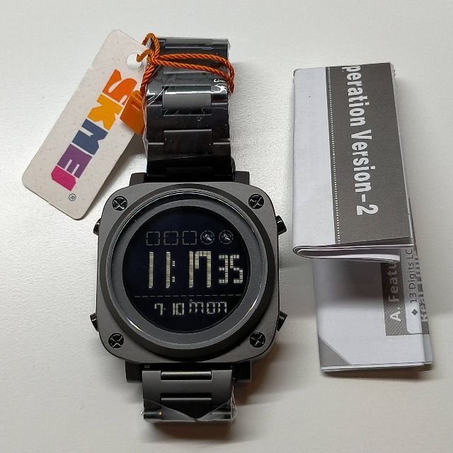 角型 ドット文字のデジタル時計 スクエア ボルト留め ブラック メンズの時計(腕時計(デジタル))の商品写真