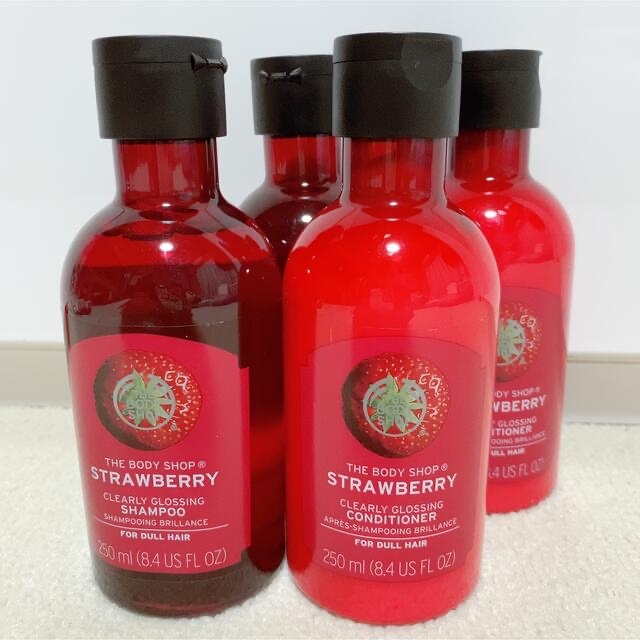 THE BODY SHOP(ザボディショップ)のCLEARLY GLOSSING strawberry シャンプー リンス コスメ/美容のヘアケア/スタイリング(シャンプー/コンディショナーセット)の商品写真