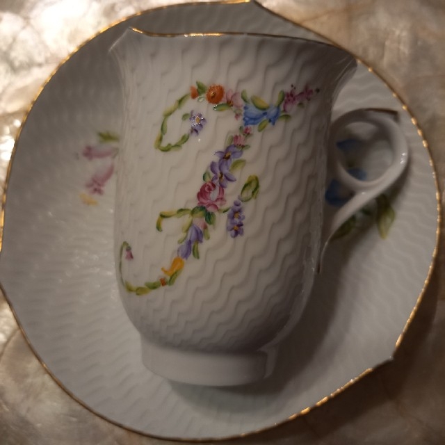 最終お値下げ　マイセンの「波の戯れ」コーヒーカップにロイヤルコペンの花イニシャル