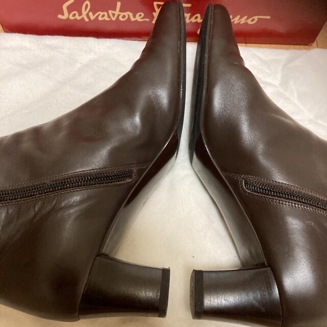 Salvatore Ferragamo(サルヴァトーレフェラガモ)のばつまる君様専用です！フェラガモ  本革　ショートブーツ　ブラウン系 レディースの靴/シューズ(ブーツ)の商品写真