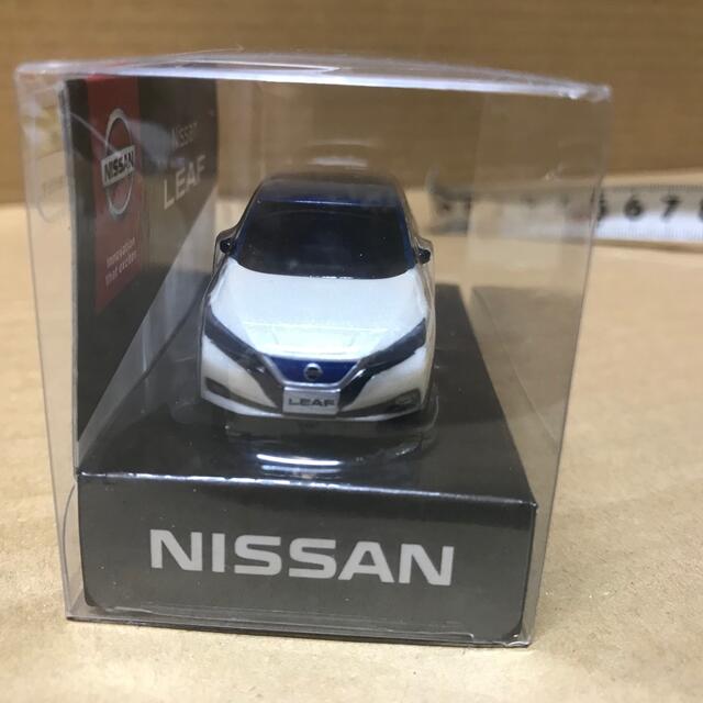 日産(ニッサン)の日産　リーフ　非売品　プルバックミニカー  パールホワイト／ブルーメタリック エンタメ/ホビーのコレクション(ノベルティグッズ)の商品写真