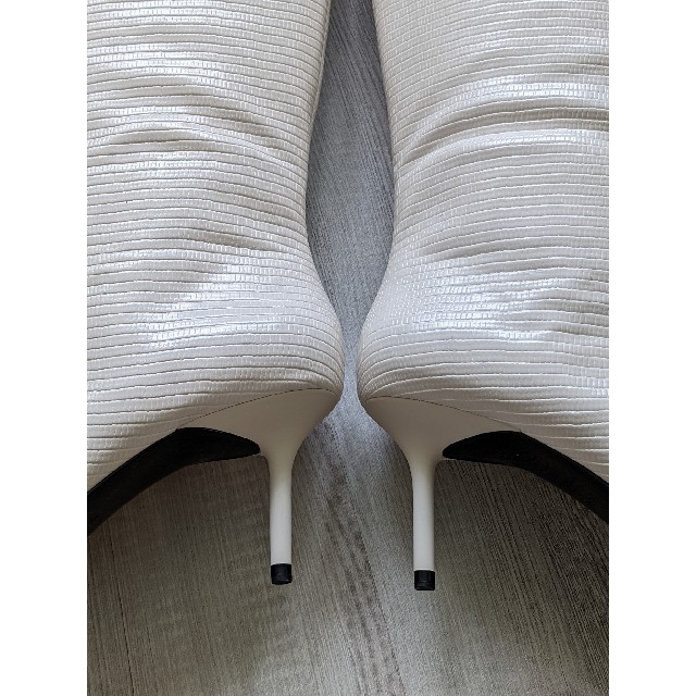 ZARA(ザラ)のZARA　ポインテッド ミッドヒール ブーツ　37サイズ　ホワイト レディースの靴/シューズ(ブーツ)の商品写真
