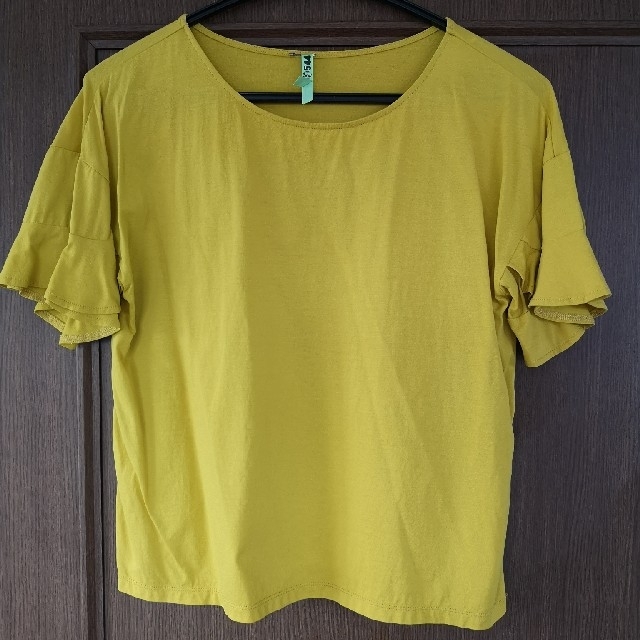 kumikyoku（組曲）(クミキョク)の組曲　袖フリル半袖シャツ　イエローカーキ　Mサイズ レディースのトップス(Tシャツ(半袖/袖なし))の商品写真