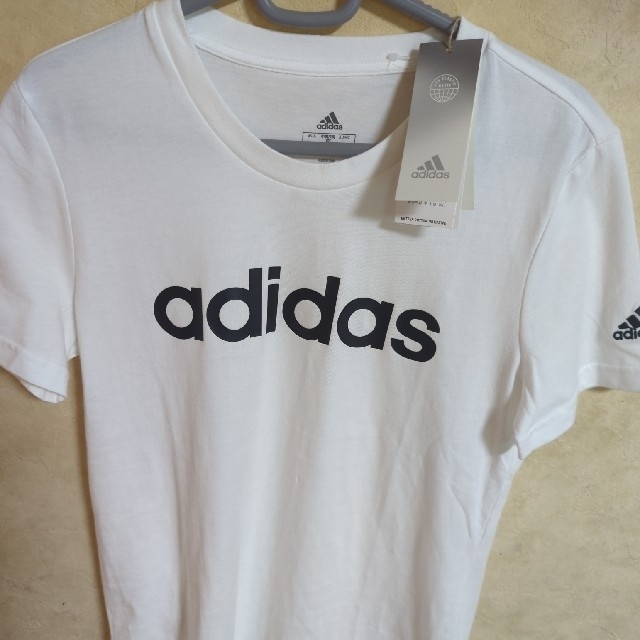 adidas(アディダス)のレディース　キッズ　トップス　Tシャツ　アディダス　白黒　袖タグ　ロゴ　新品 レディースのトップス(Tシャツ(半袖/袖なし))の商品写真