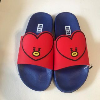 ビーティーイシビル(BT21)の【新品】BT21 TATA サンダル Mサイズ ★ ビッグフェイス(キャラクターグッズ)