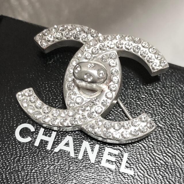 CHANEL(シャネル)のシャネル　ブローチ　ココマーク　ターンロック　ラインストーン　シルバー　石　☆ レディースのアクセサリー(ブローチ/コサージュ)の商品写真