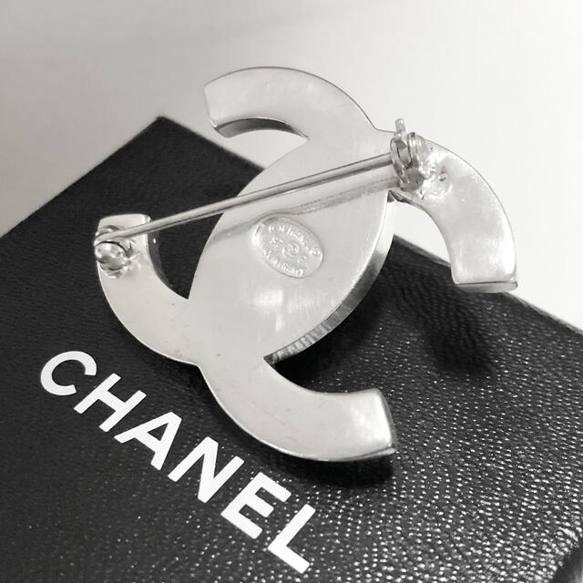 CHANEL(シャネル)のシャネル　ブローチ　ココマーク　ターンロック　ラインストーン　シルバー　石　☆ レディースのアクセサリー(ブローチ/コサージュ)の商品写真