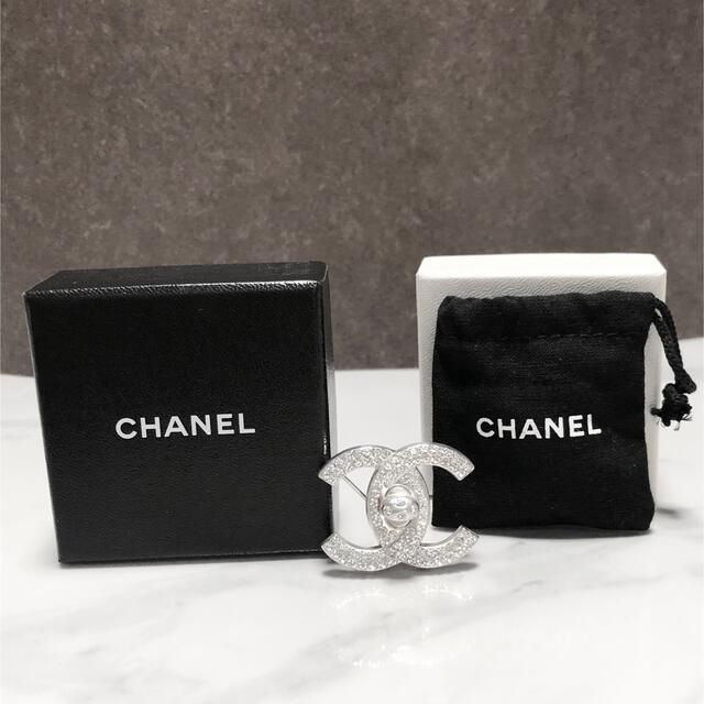 CHANEL(シャネル)のシャネル　ブローチ　ココマーク　ターンロック　ラインストーン　シルバー　石　☆ レディースのアクセサリー(ブローチ/コサージュ)の商品写真