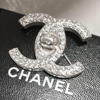 シャネル(CHANEL)のシャネル　ブローチ　ココマーク　ターンロック　ラインストーン　シルバー　石　☆(ブローチ/コサージュ)