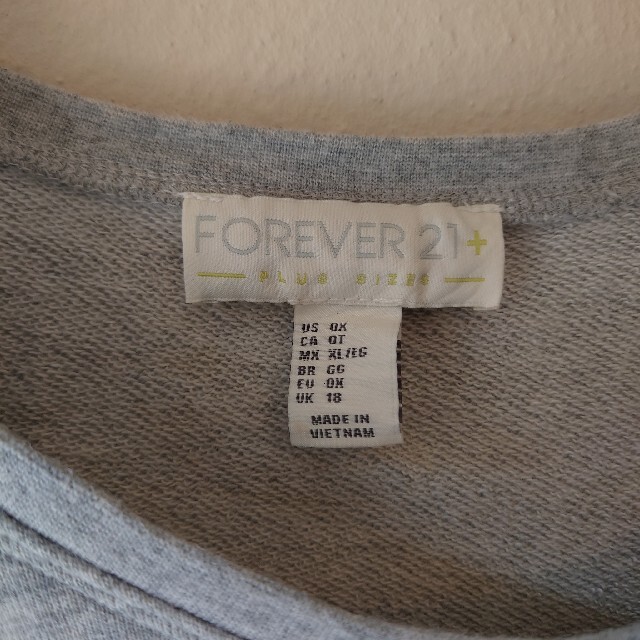 FOREVER21　ワッペンスウェット　グレー　フォーエバー21 レディースのトップス(トレーナー/スウェット)の商品写真